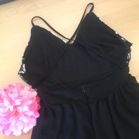 NWOT Mermaid sequin black/silver crisscrossed back - Picture 4 of 7